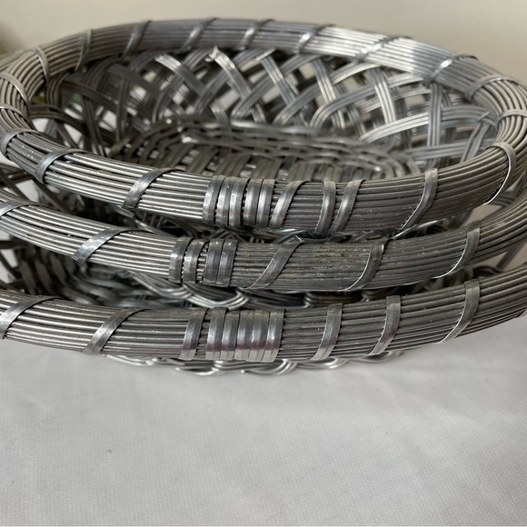 3 beautiful woven wire metal nesting baskets. - Picture 12 of 13